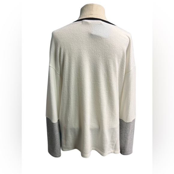 Michael Stars Women’s White Long Sleeve with grey cuff sleeves & black lining - Picture 3 of 4